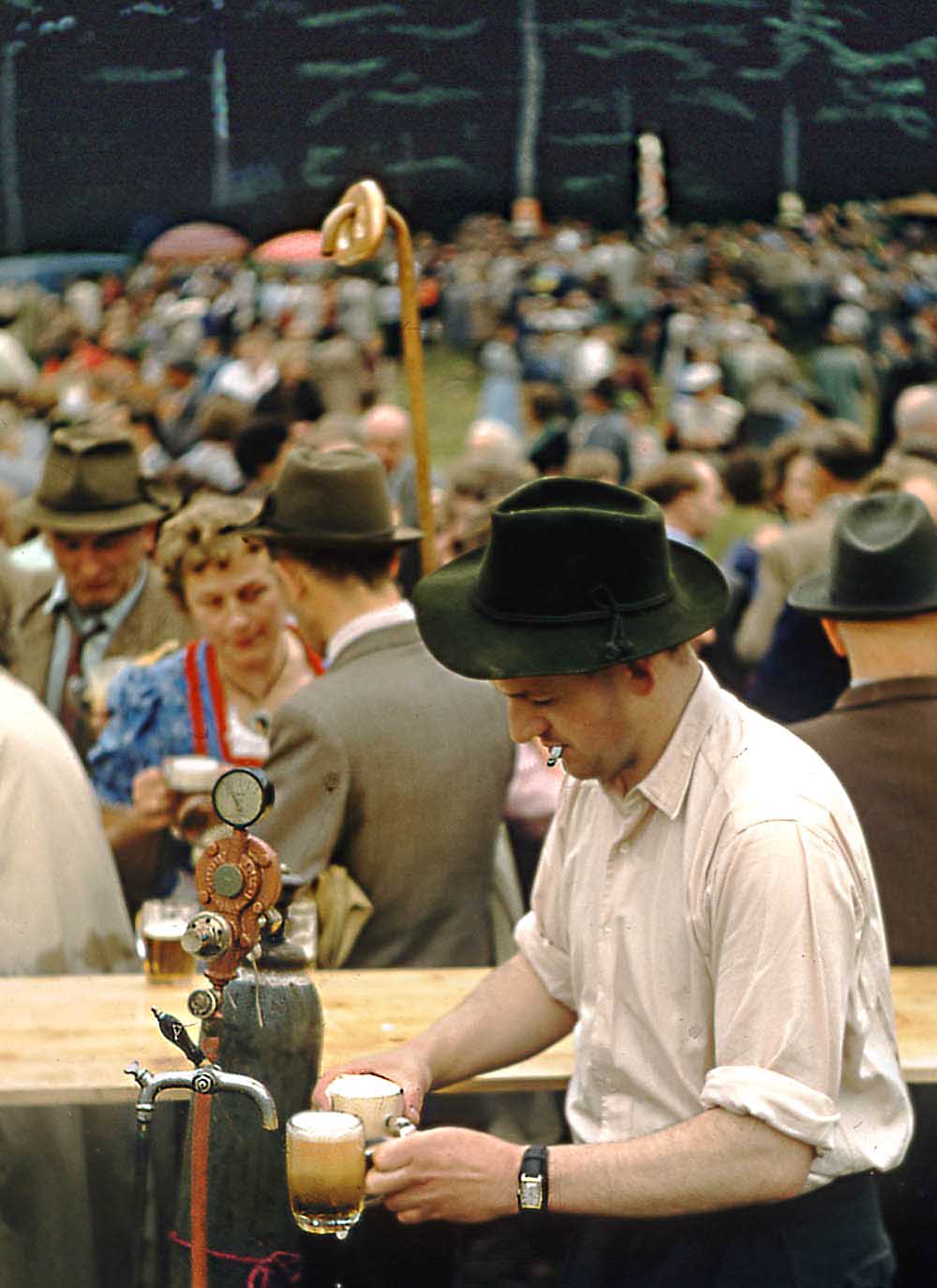 1956-Fruhstucksplatz-Beer-AusschanksThekaDay1-1000