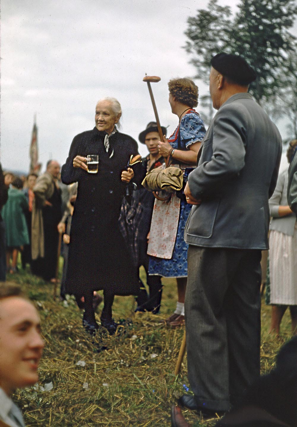 1956-Fruhstucksplatz-OldLadyInBlackDay1-