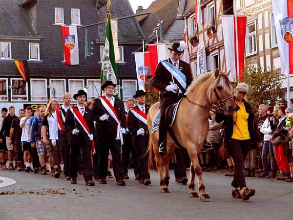 LeaderOnHorse+Officials+Citizens March out on Day3