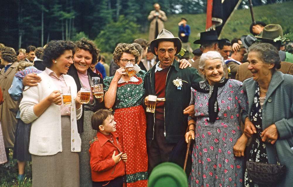 1956Grenzgang-FruhstucksplatzDay1-Biertrinken-AllLinedUp