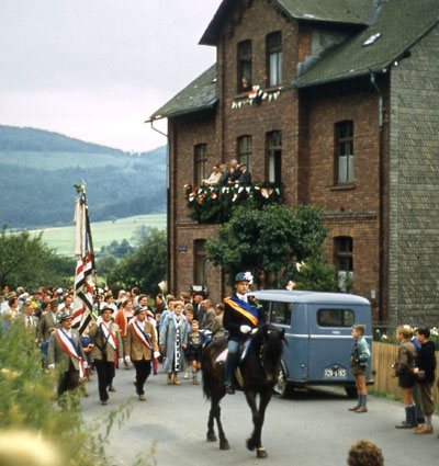 1956Grenzgang-MarchOutOfTown1956-BrickHouseCROPPED