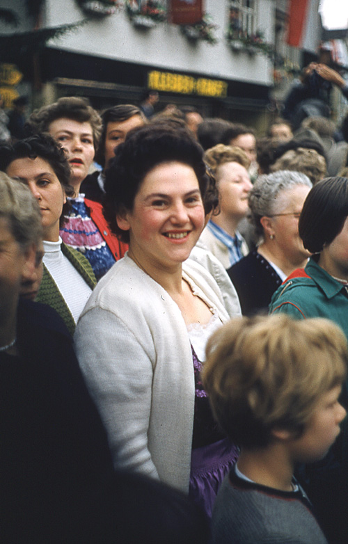 1956Grenzgang-MarktplatzPortrait-LadyInWhite