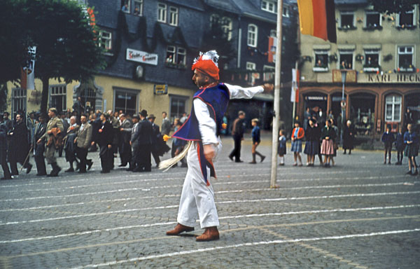 1956Grenzgang-WettlaeuferAmMarktplatz-Day1-600 pixels